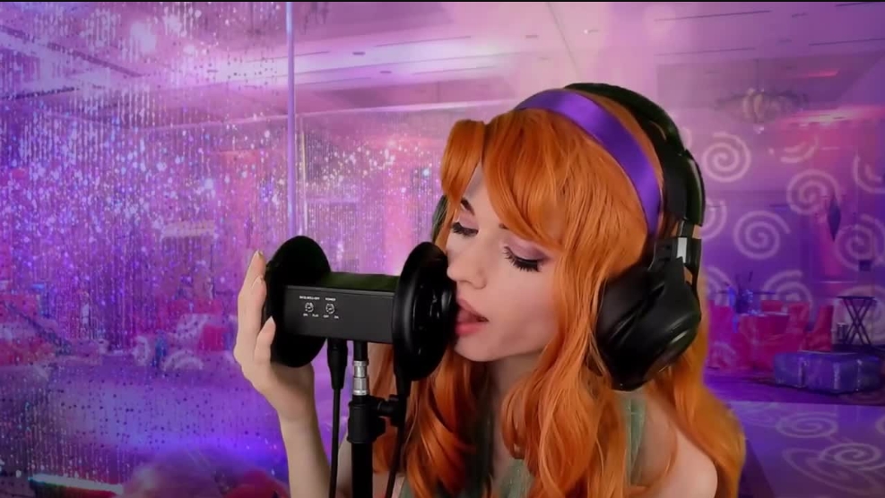 Amouranth Patreon Asmr 金发美女舔耳搓手